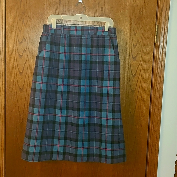 Christel Dresses & Skirts - Women's Christel size 34 skirt. Two pockets. Polyester/Acrylic/Wool. Dry clean